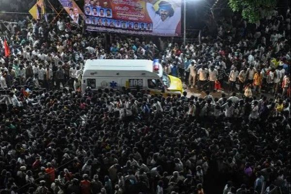 கரூர் கூட்ட நெரிசல் முதலாண்டு நினைவேந்தல்: திரளானோர் கண்ணீர் அஞ்சலி
