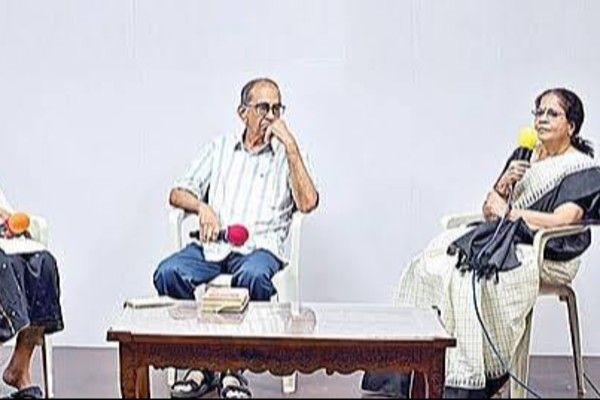 பெண்கள் எடுத்து வைக்கும் சிறு அடியும் சமூகத்துக்கு அவசியம்:   எழுத்தாளர் பாரதி  