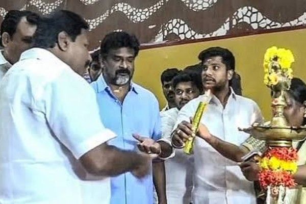 காங்கிரஸ் எம்.பி.யிடம் மெழுகுவர்த்தியை பிடுங்கி வீசிய தவெக எம்எல்ஏ
