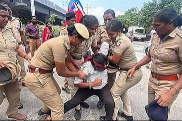 முற்றுகை போராட்டத்தில் ஈடுபட்ட மாணவர் அமைப்பினர் கைது