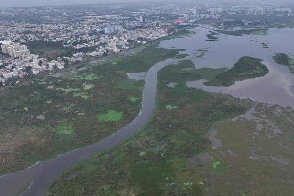 தடுப்புச் சுவர் மற்றும் நடைபாதை பணிகளை  அகற்றுக