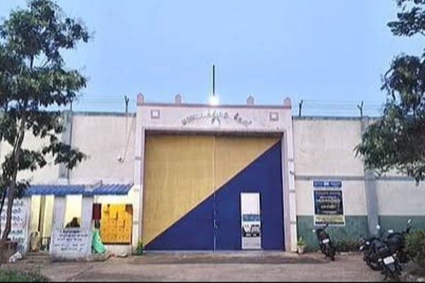  தேனி மாவட்ட சிறையில் 17 கைதிகள் தப்பியோட்டம் !