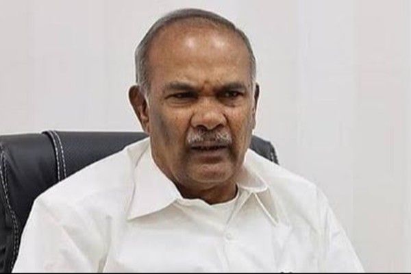 “எடுப்பார் கைப்பிள்ளையாக முதல்வர் விஜய் ”