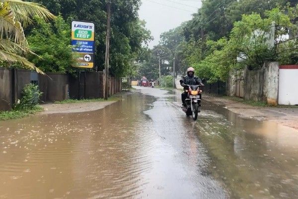 யாழில் அடைமழை: மக்களின் இயல்பு வாழ்க்கை பாதிப்பு!   