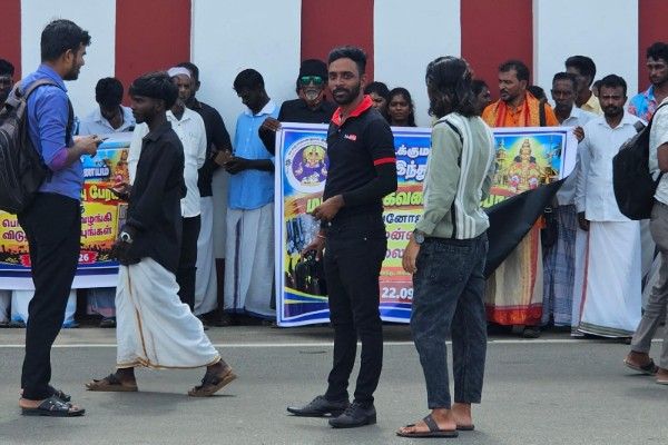  அனோஜனை விடுதலை செய்யுமாறு கோரி  நல்லூரடியில் போராட்டம்