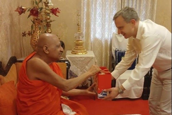 அஸ்கிரிய, மல்வத்து பீட மகாநாயக்க தேரர்களிடம் அமெரிக்கத்தூதுவர் உறுதி
