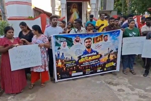 அனோஜனுக்கு மன்னிப்பு கோரி திருகோணமலையில்  மெழுகுதிரி ஏந்திய கவனயீர்ப்பு..!