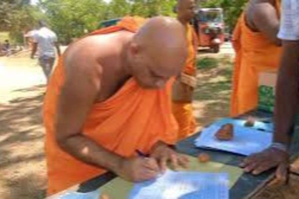 ஞானசாரவுக்கு பொதுமன்னிப்பு கோரி கையெழுத்து சேகரிப்பு