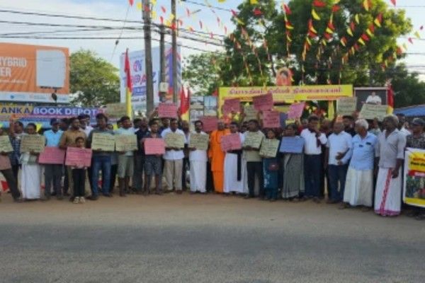  தியாக தீபம் திலீபனின் உருவச் சிலை அகற்றப்பட்டமைக்கு  எதிர்ப்பு தெரிவித்து போராட்டம்!