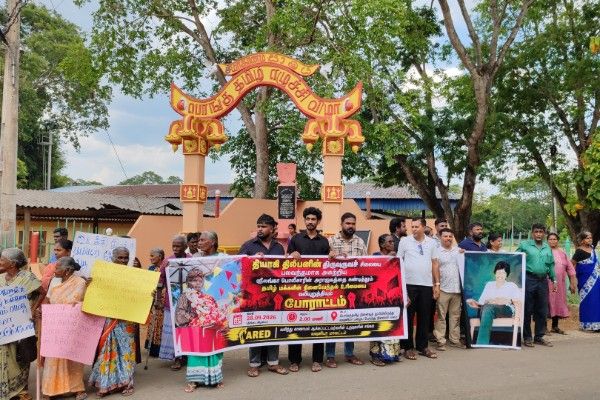 திலீபனின் சிலை அகற்றப்பட்ட மைக்கு எதிர்ப்பு தெரிவித்து வவுனியாவில் கவனயீர்ப்பு பேராட்டம் 