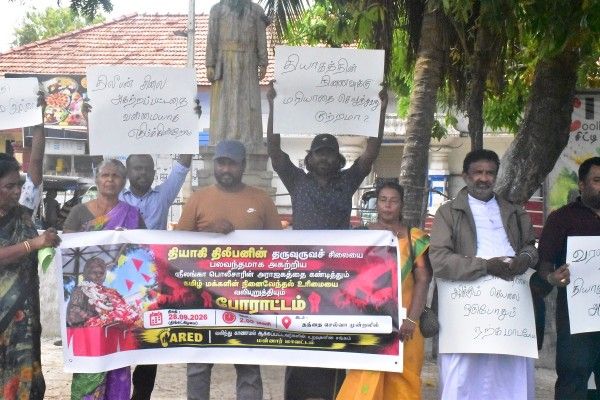  சிலை அகற்றப்பட்ட மைக்கு எதிராக  மன்னாரில் போராட்டம்