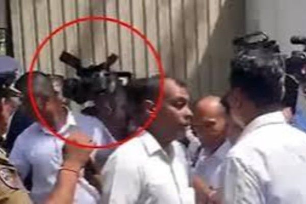 ரணில் விக்கிரமசிங்கவின் பாதுகாப்பு அதிகாரி மீது தாக்குதல்!