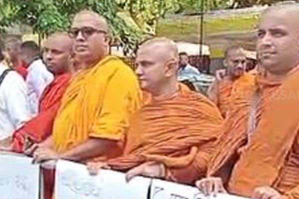 ஞானசார தேரரின் காவி உடை அகற்றப்பட்டதற்கு எதிர்ப்பு தெரிவித்து அமைதி வழிப் போராட்டம்