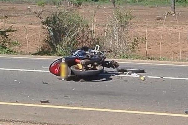 மோட்டார் சைக்கிள் விபத்து ; தந்தையும் குழந்தையும் பலி ; தாய் காயம்