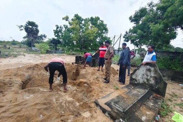தோண்டி எடுக்கப்பட்ட பெண்ணின் சடலம் மீண்டும் புதைப்பு! 