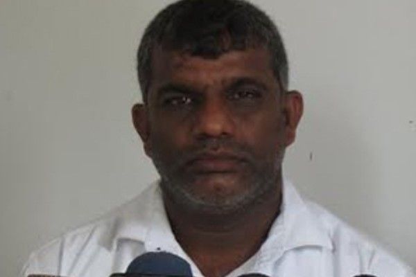கசிப்பு வியாபாரி உறங்குவதற்கு மெத்தை வழங்கிய  சிறிலங்கா காவல் துறை!
