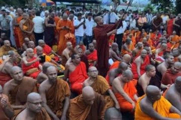  ஜனாதிபதி செயலகத்தை விட்டு வெளியேற மறுக்கும் பிக்குகளால் பதற்றம்