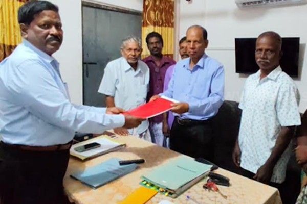  ரவிகரன் எம்.பியிடம் மகஜயர் கையளிப்பு