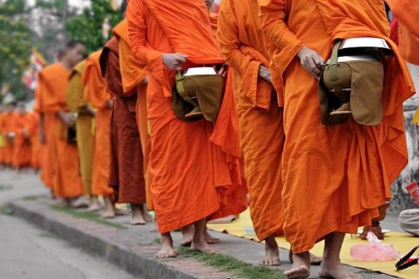 பிக்குகள் வெளியேறினால் சிங்கள மக்களும் வெளியேறலாம்