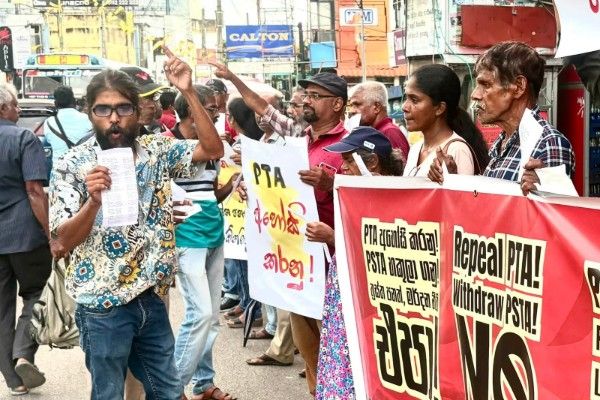 “  அரசை பாதுகாக்கும் சட்டமூலத்தை கிழித்தெறி..!” 
