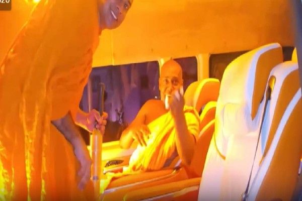 கோடி பெறுமதி  வாகனத்தில் சமந்தபத்ர தேரர்!